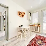 Family-friendly With Free Parking In Apartmán