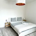 Family-friendly With Free Parking In Apartmán *