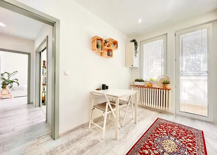 Family-friendly With Free Parking In Apartmán